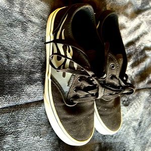 New without Box Boys or Girls Vans Tennis Shoes Size 5 Youth